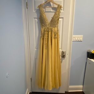 Zapaka Gold V-Neck Prom Dress with Floral Appliques